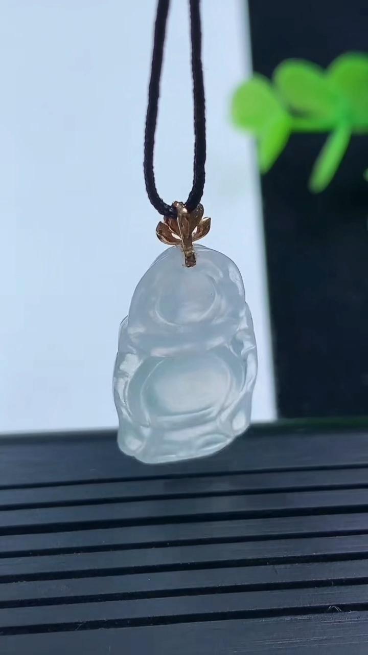天然A货翡翠种白冰站佛 佛公吊坠尺寸25.4-13.6-3.7重量:2.45g
3月17日