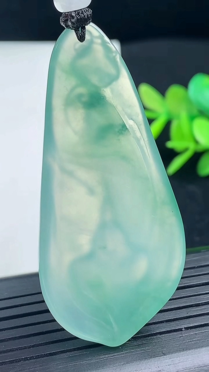 天然A货翡翠无相观音吊坠尺寸57.5-28.4-6.7重量:20.89g
3月17日