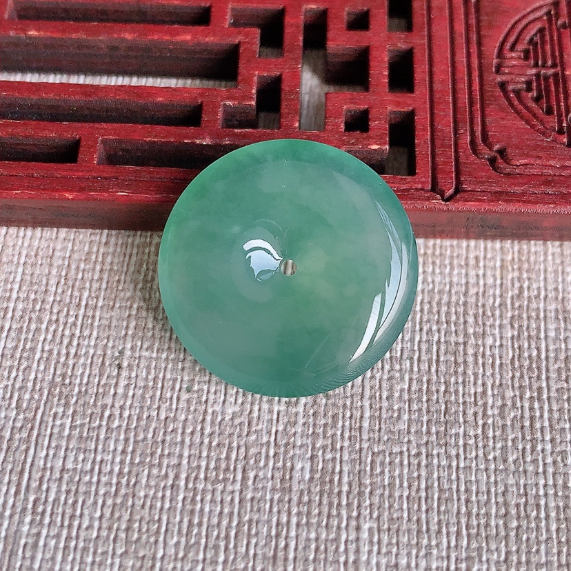 天然A货翡翠晴水平安扣吊坠 
尺寸23.5-5mm 重量6.10g 0315