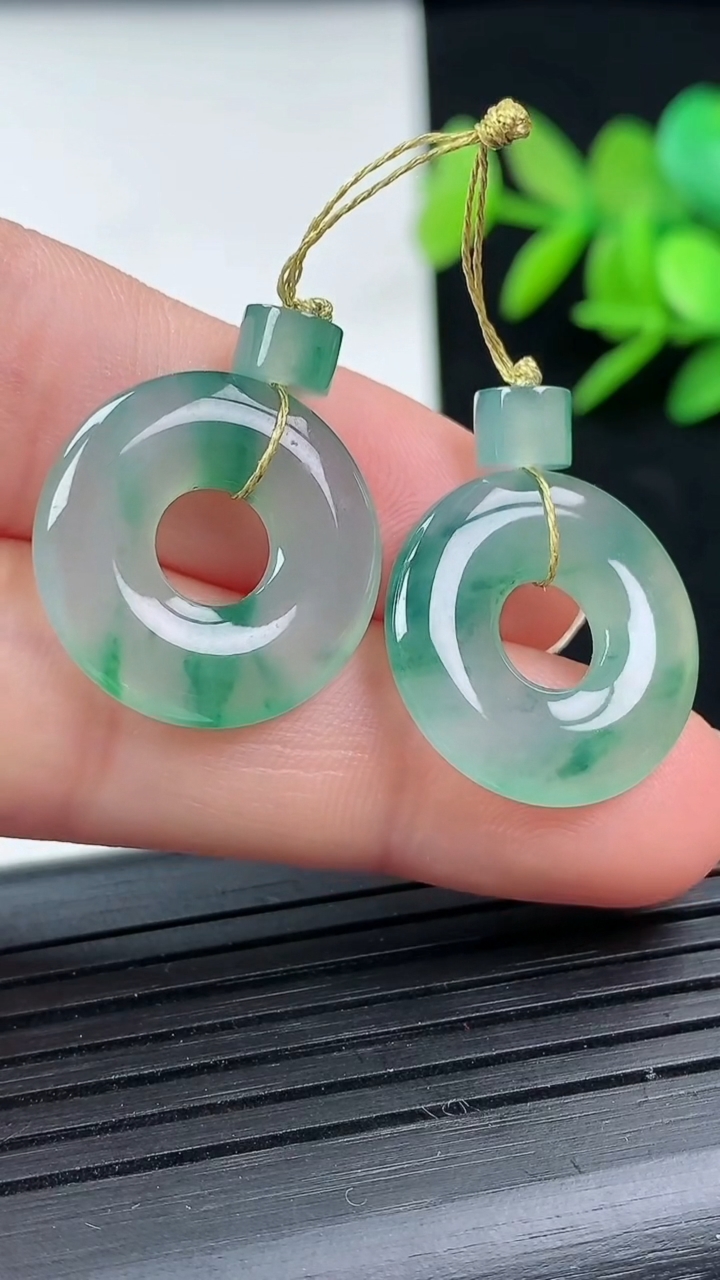 天然A货翡翠冰种飘花平安环吊坠一对尺寸18.1-2.9重量:4.51g
3月17日