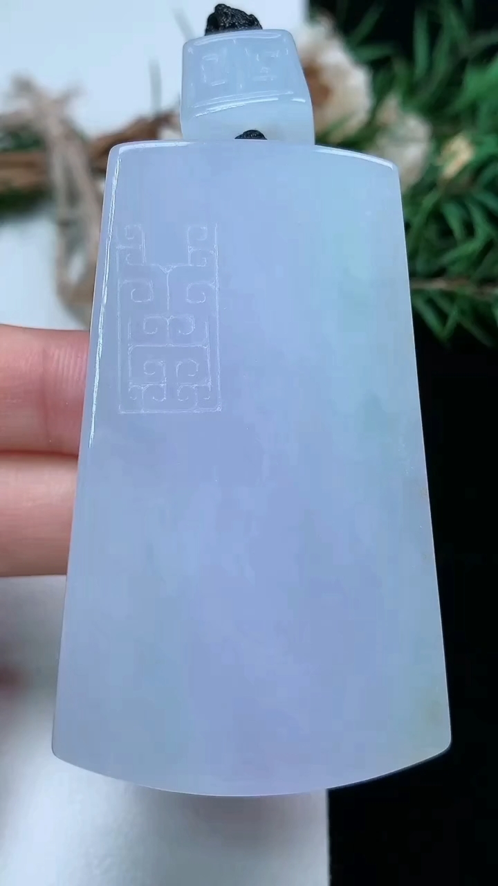 天然A货翡翠春带彩 紫罗兰仿古无事牌吊坠，尺寸60.5-37-12.2，重量:81.30g
3月17