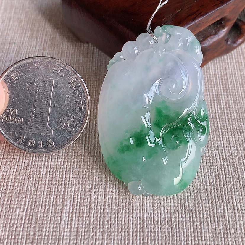 天然A货翡翠飘绿如意吊坠  
尺寸42-27.7-5.4mm 重量13.53g 0315