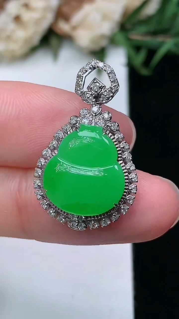 天然A货翡翠葫芦吊坠，尺寸25.3-15.5-8.9
3月17日