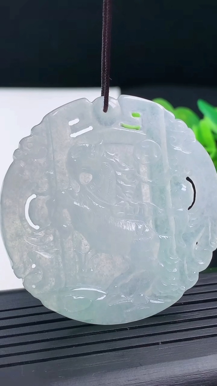 天然A货翡翠生肖马吊坠尺寸51.4-50.7-4.4重量:23.83g
3月17日