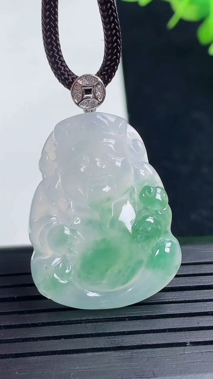 天然A货翡翠财神爷吊坠尺寸30.7-23.5-5.6重量:8.19g
3月17日