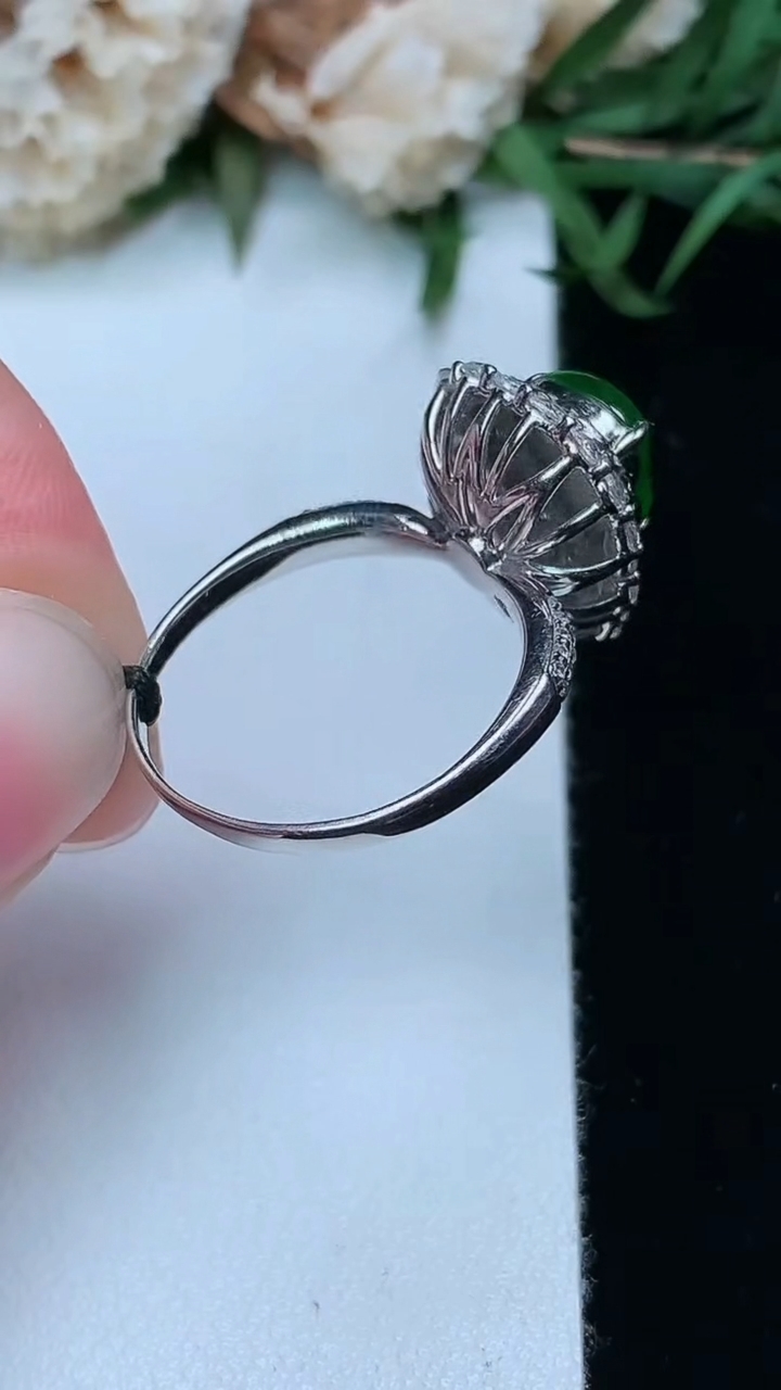 天然A货翡翠葫芦戒指，尺寸17.5-9.3-7.2，重量:3.29g2026年3月17日
工厂直销收藏佳品,种好水足，色泽均匀，有种有色，上手高大气！