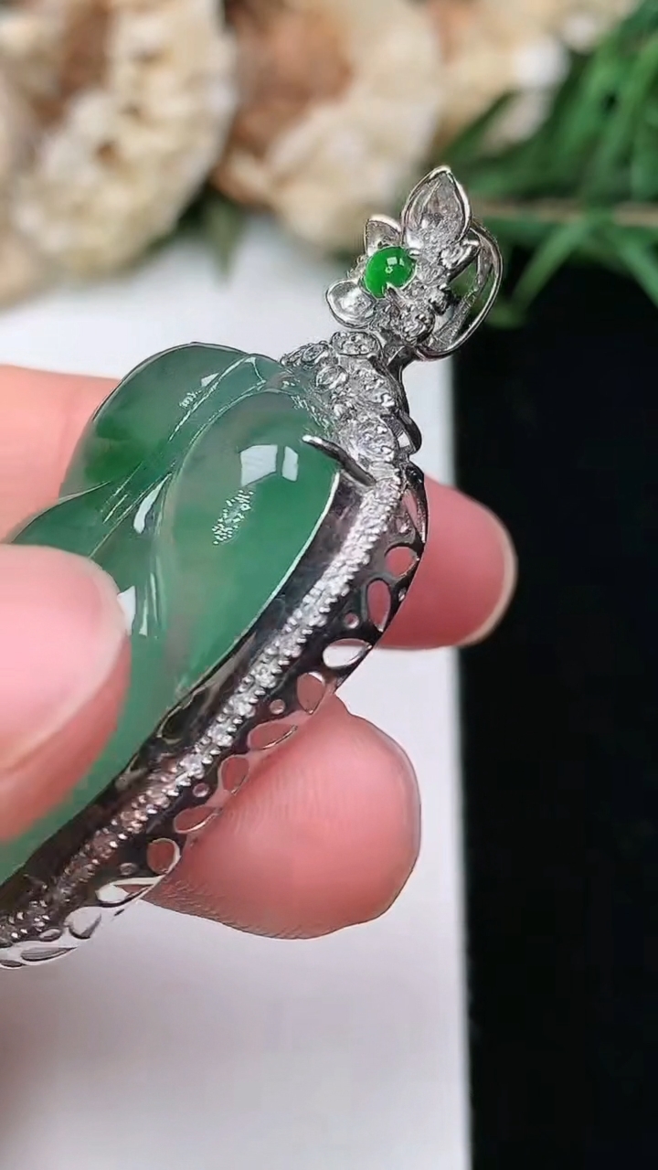 天然A货翡翠金枝玉叶 叶子吊坠，尺寸42.8-21-9.5
3月17日