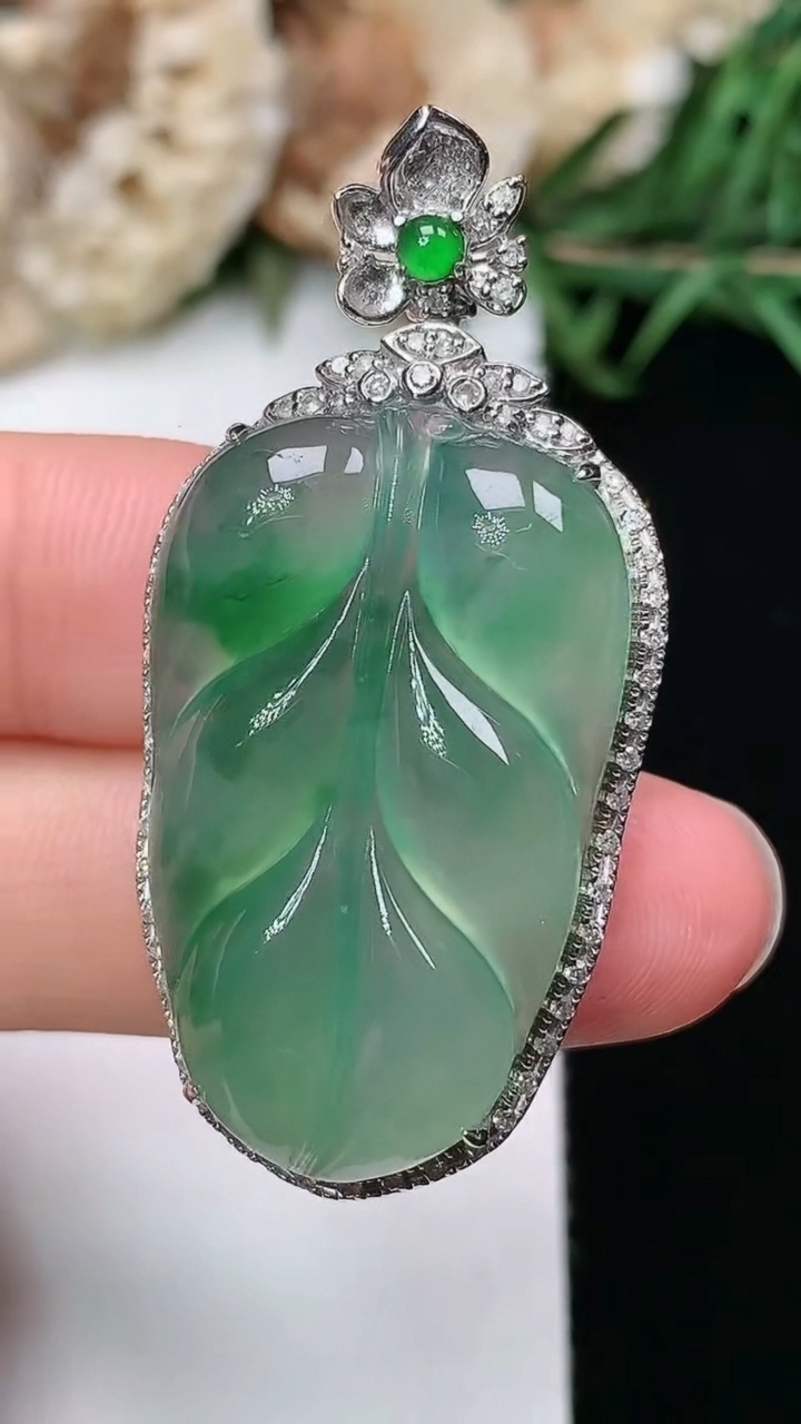 天然A货翡翠金枝玉叶 叶子吊坠，尺寸42.8-21-9.5
3月17日