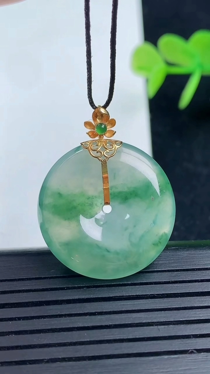 天然A货翡翠种飘花平安扣吊坠尺寸23.4-4.8重量:6.16g
3月17日