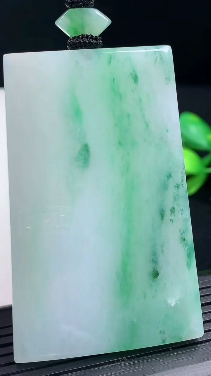 天然A货翡翠无事牌吊坠尺寸64-40.6-6.3重量:53.32g
3月17日