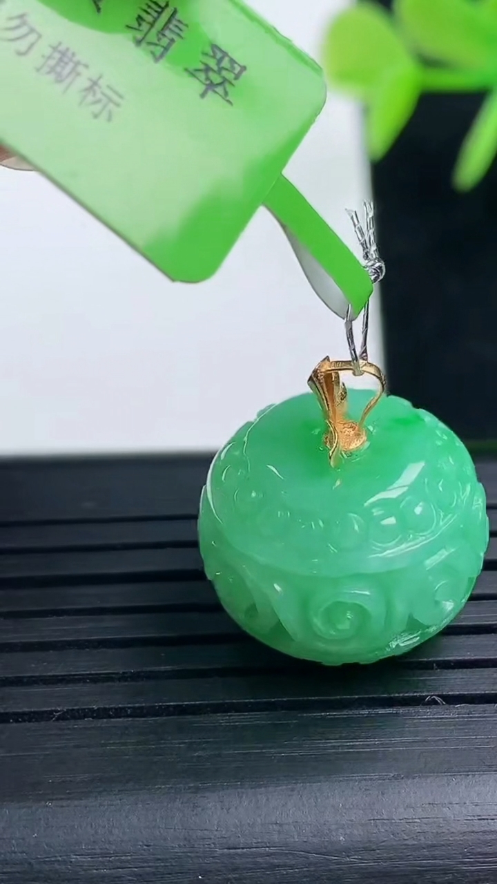 天然A货翡翠18K金雕花路路通吊坠尺寸16.7-12.9重量:7.73g
3月17日