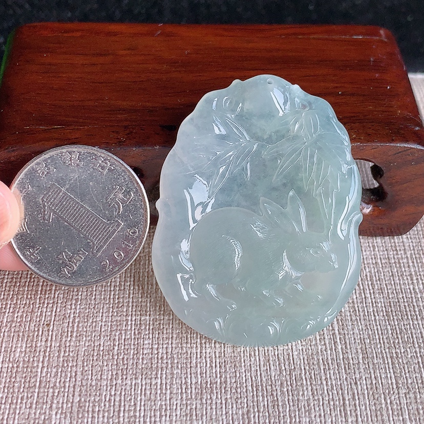 天然A货翡翠晴水生肖兔吊坠 
尺寸47.6-36.6-5mm 重量18.56g 0315