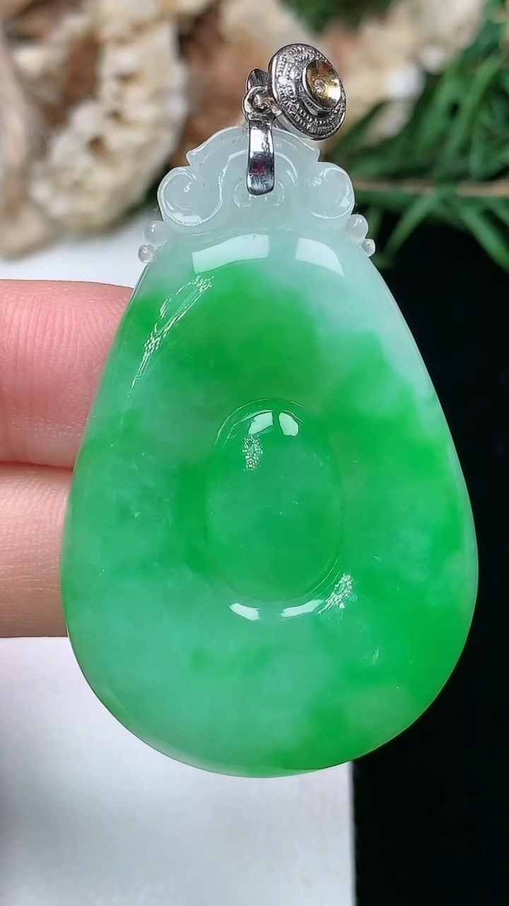 天然A货翡翠福贝吊坠，尺寸43.7-28.6-5，重量:12.13g
3月17日