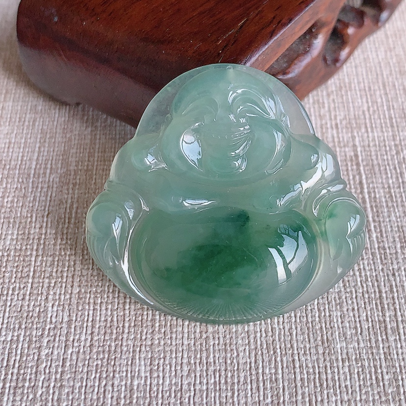 天然A货翡翠飘花大件佛公吊坠 
尺寸36.6-39.5-7mm 重量15.25g 0315