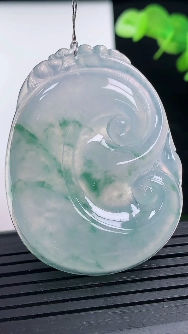 天然A货翡翠种飘花如意吊坠尺寸48-36.7-5.4重量:19.21g
3月17日