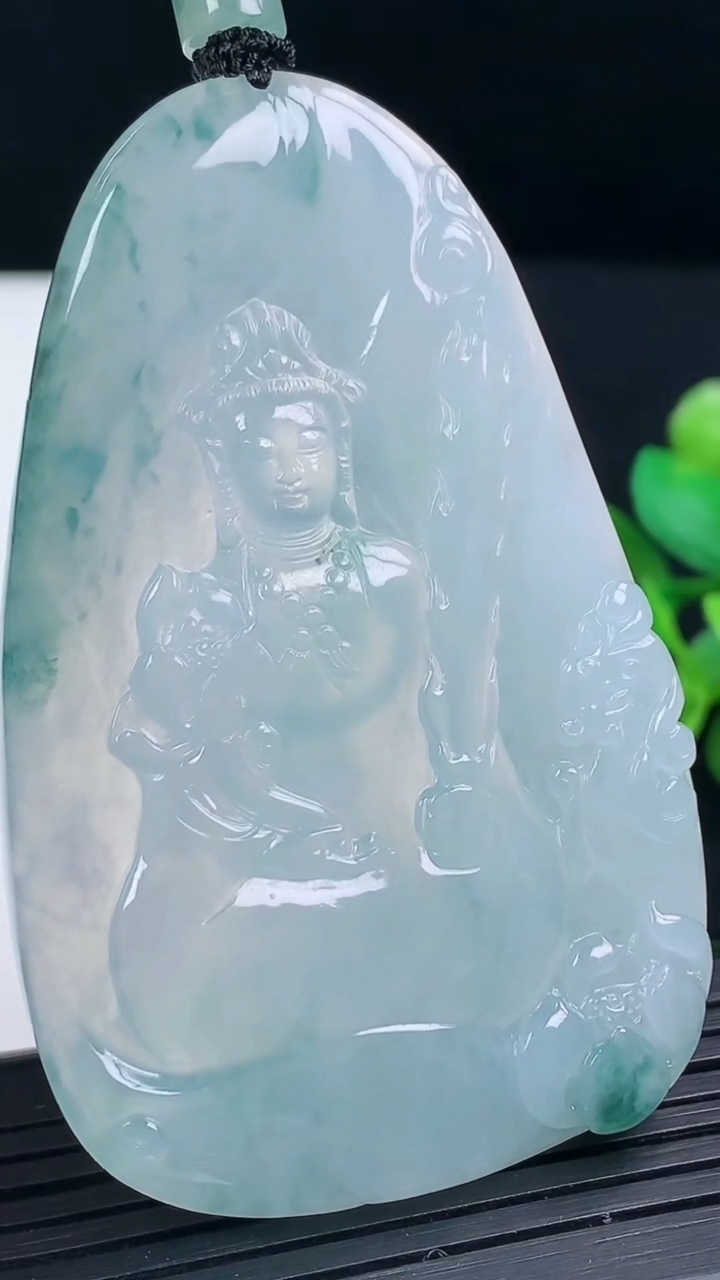 天然A货翡翠种飘花虚空藏菩萨吊坠尺寸65.3-41.7-5.5重量:38.28g
3月17日
