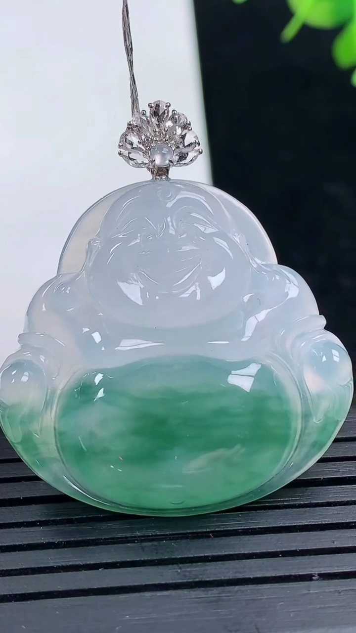 天然A货翡翠种飘花佛公吊坠尺寸31.4-33.3-5.6重量:9.92g
3月17日