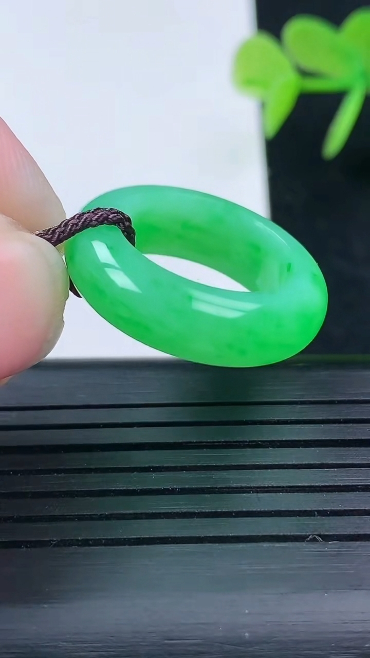 天然A货翡翠指环戒指尺寸16.2-6.6-3.7重量:5.29g2026年3月17日
工厂直销收藏佳品,种好水足，色泽均匀，有种有色，上手高大气！