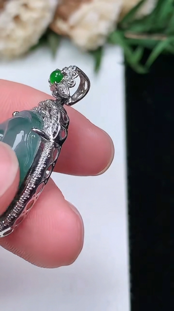 天然A货翡翠飘花如意吊坠，尺寸29.3-16.8-7，裸石19.2-14.5
3月17日