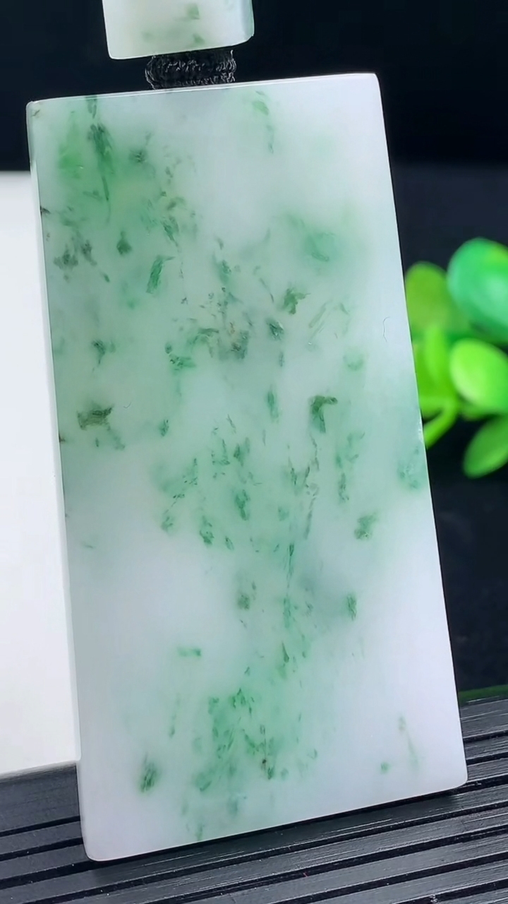 天然A货翡翠飘花无事牌吊坠尺寸59.1-32-5.2重量:36.36g
3月17日