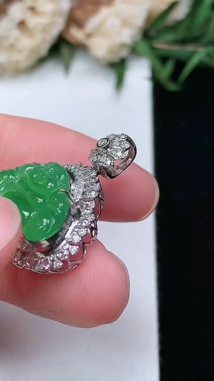 天然A货翡翠佛公吊坠，尺寸23.8-21.5-8，裸石10-18，重量:3.25g
3月17日