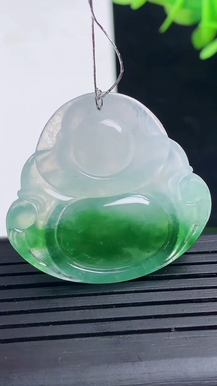 天然A货翡翠佛公吊坠尺寸31.1-34.1-5.5重量:9.91g
3月17日