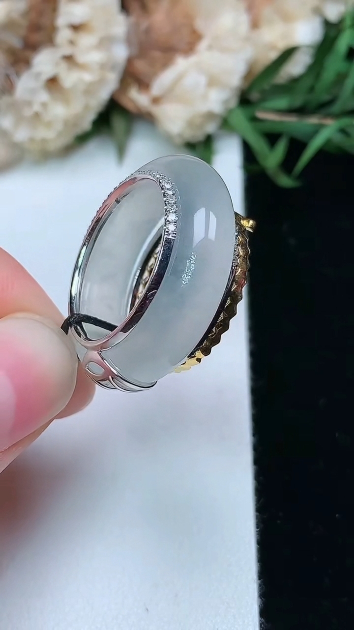 天然A货翡翠白冰指环戒指，尺寸17.2-6-3.8，重量:7.00g2026年3月17日
工厂直销收藏佳品,种好水足，色泽均匀，有种有色，上手高大气！