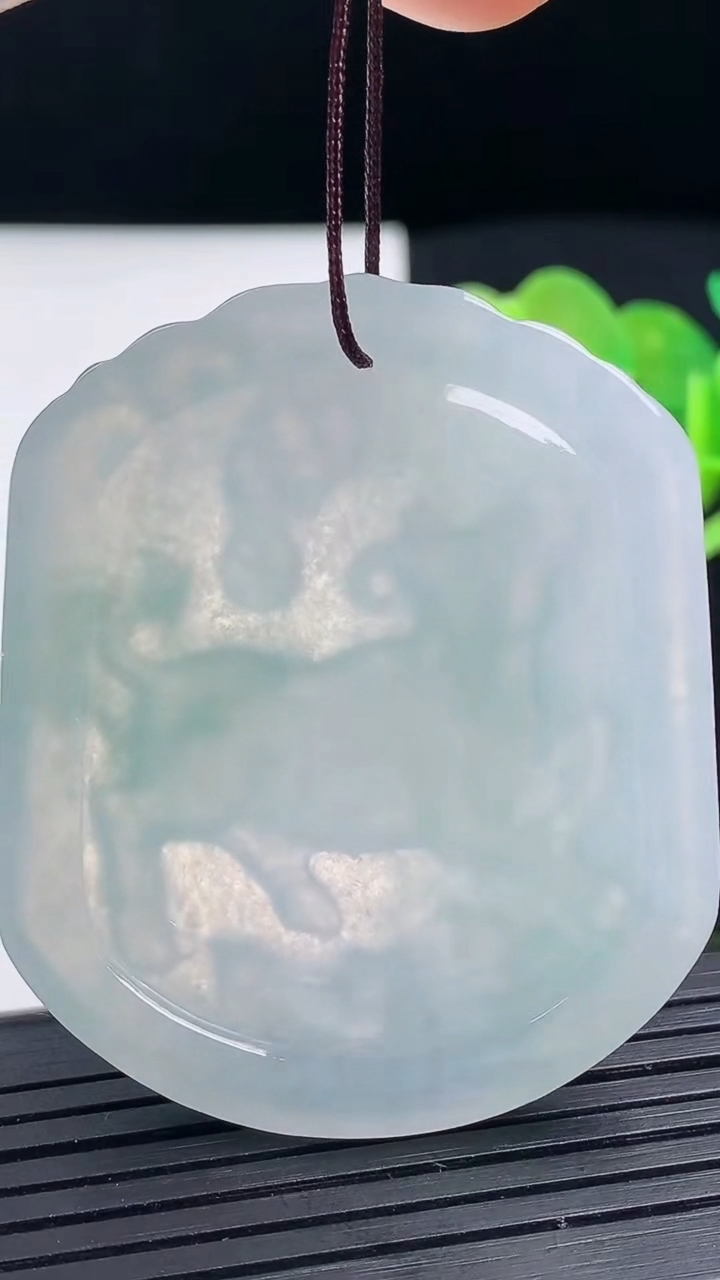 天然A货翡翠生肖牛吊坠尺寸50.1-41.9-4.8重量:24.26g
3月17日