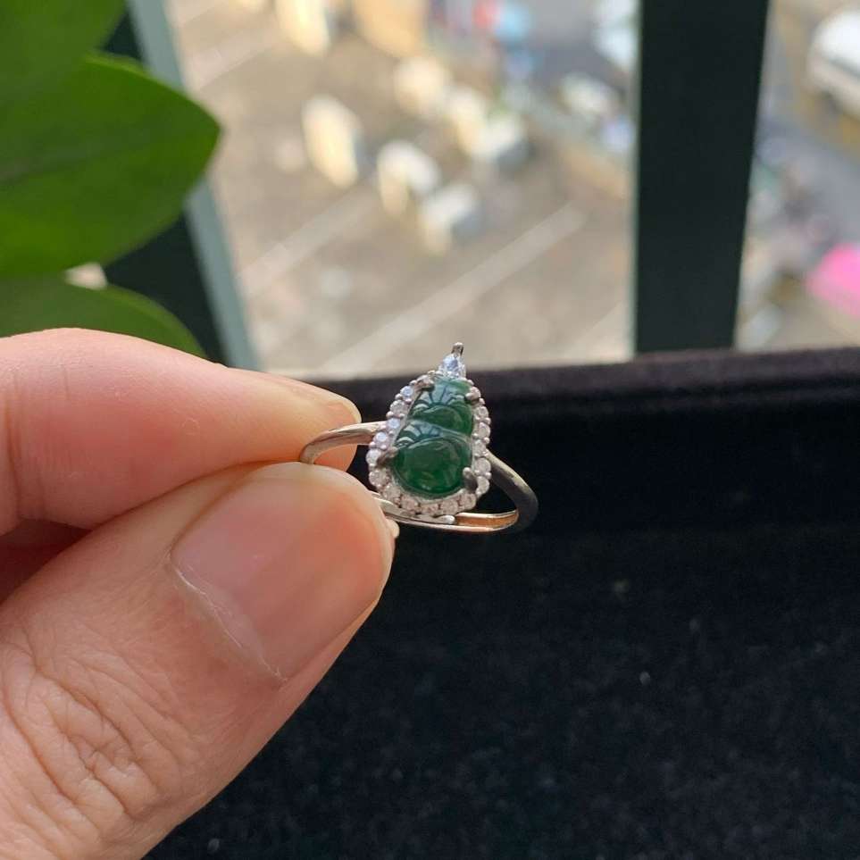 A货天然翡翠冰糯种935银活口满绿戒指重量吊坠1.81
3月17日