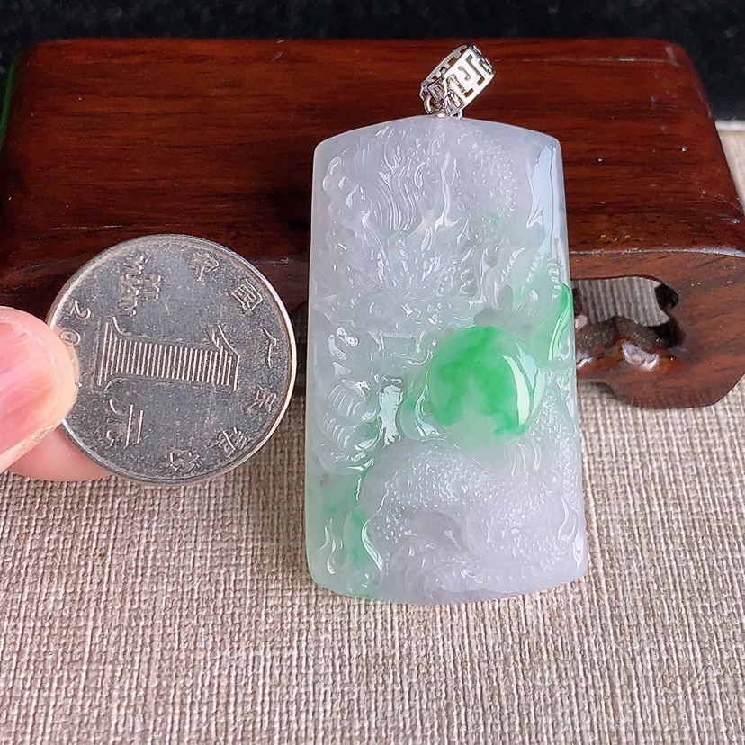 天然A货翡翠18K金扣头飘绿龙牌吊坠  
尺寸49-28.3-5.6mm 重量18.50g 0315