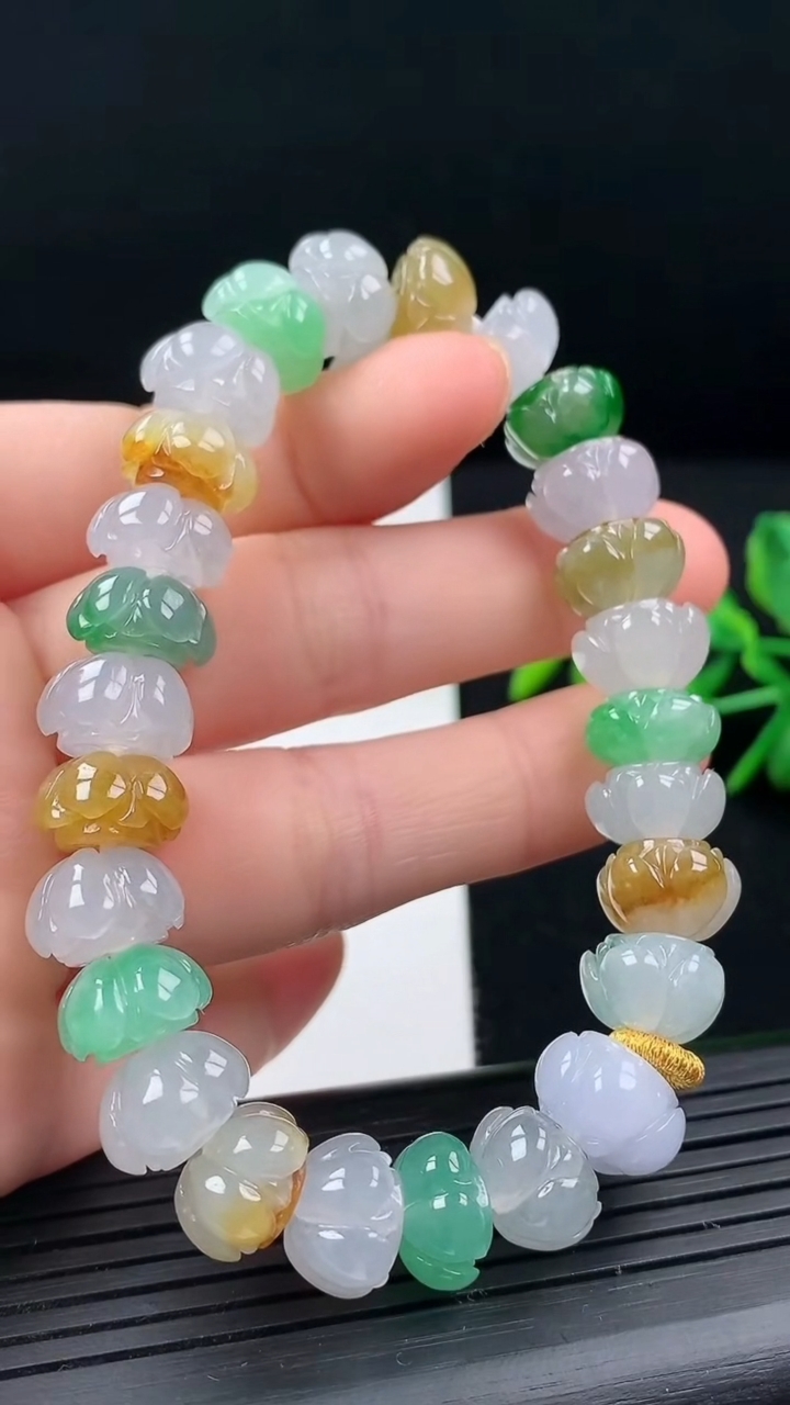 天然A货翡翠三彩莲花手串尺寸11.6-6.8重量:37.81g3月17日
工厂直销收藏佳品,种好水足，色泽均匀，有种有色，上手高大气！