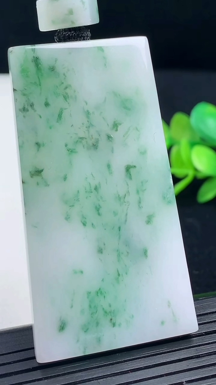 天然A货翡翠飘花无事牌吊坠尺寸59.1-32-5.2重量:36.36g
3月17日