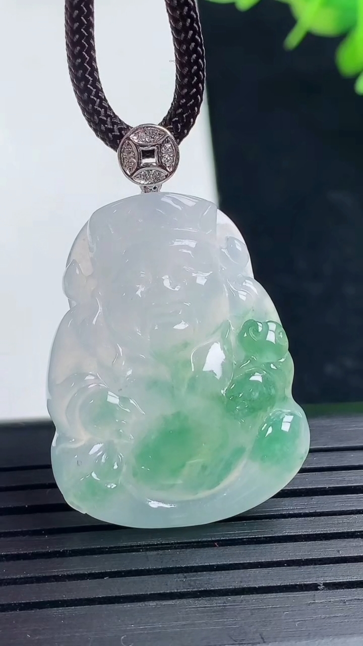 天然A货翡翠财神爷吊坠尺寸30.7-23.5-5.6重量:8.19g
3月17日