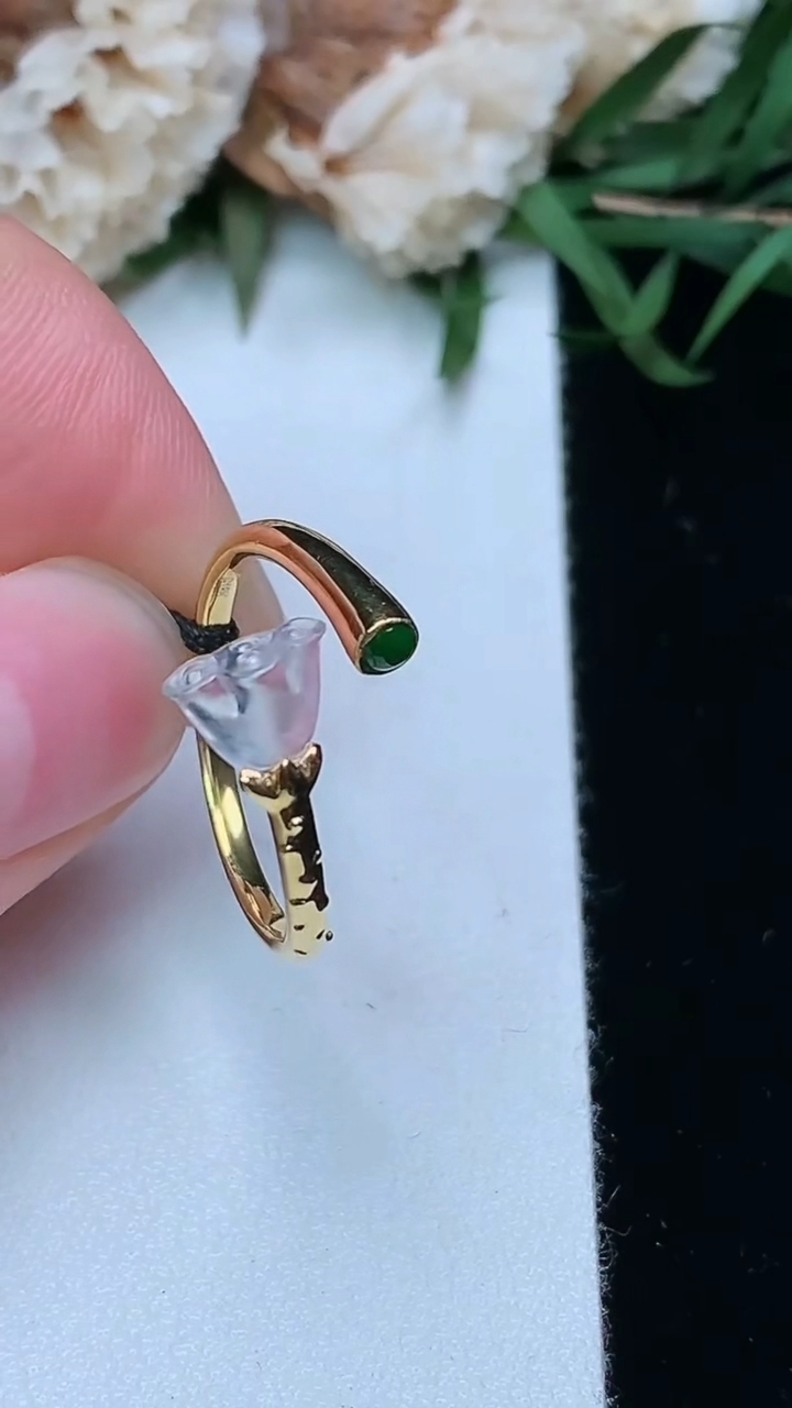 天然A货翡翠白冰莲蓬戒指，尺寸16.7-5-7-2.6，重量:2.15g2026年3月17日
工厂直销收藏佳品,种好水足，色泽均匀，有种有色，上手高大气！