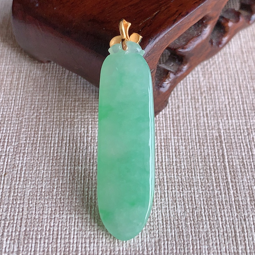 天然A货翡翠18K金镶嵌满绿福瓜吊坠 
尺寸46.5-40-11.8-6.6mm 重量7.46g 0