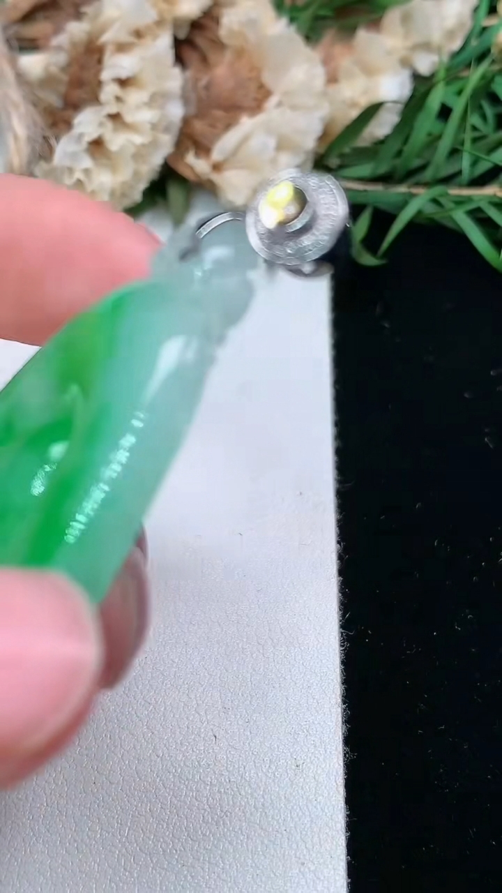 天然A货翡翠福贝吊坠，尺寸43.7-28.6-5，重量:12.13g
3月17日