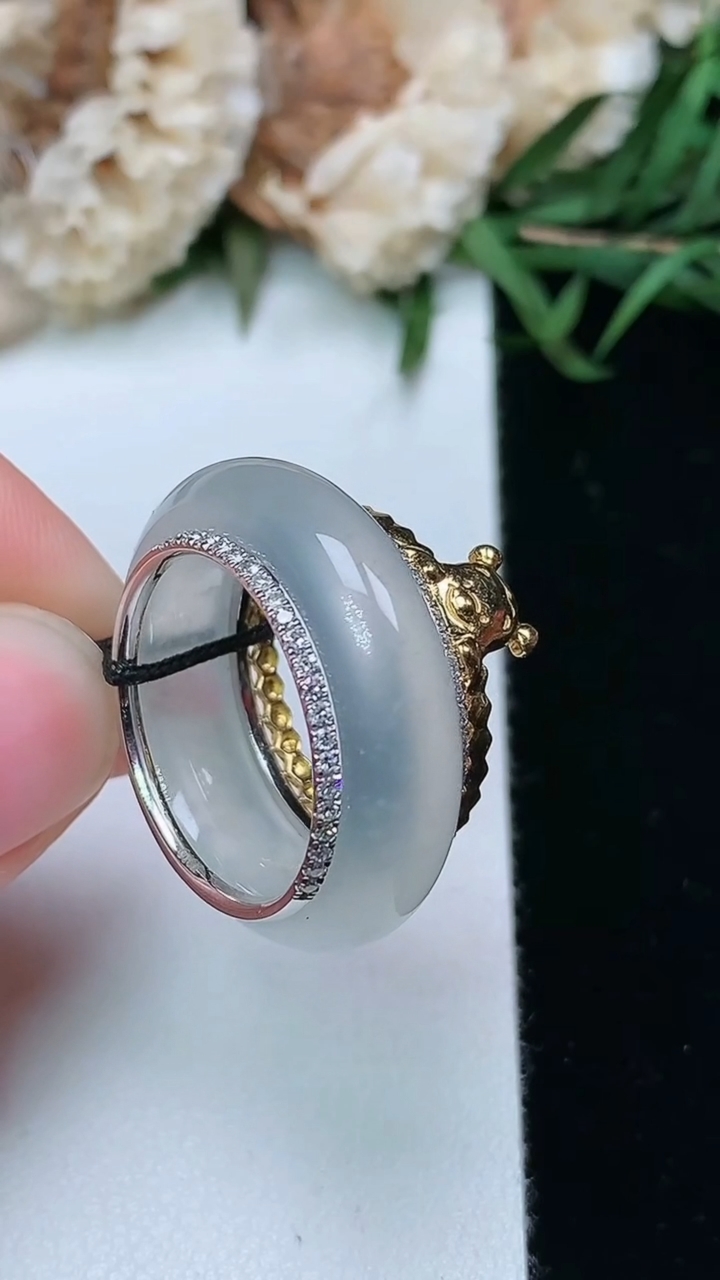 天然A货翡翠白冰指环戒指，尺寸17.2-6-3.8，重量:7.00g2026年3月17日
工厂直销收藏佳品,种好水足，色泽均匀，有种有色，上手高大气！