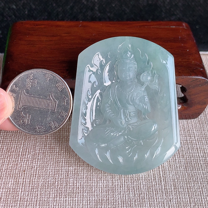 天然A货翡翠晴水大势至菩萨吊坠 
尺寸51.7-41.3-5.7mm 重量26.62g 0315