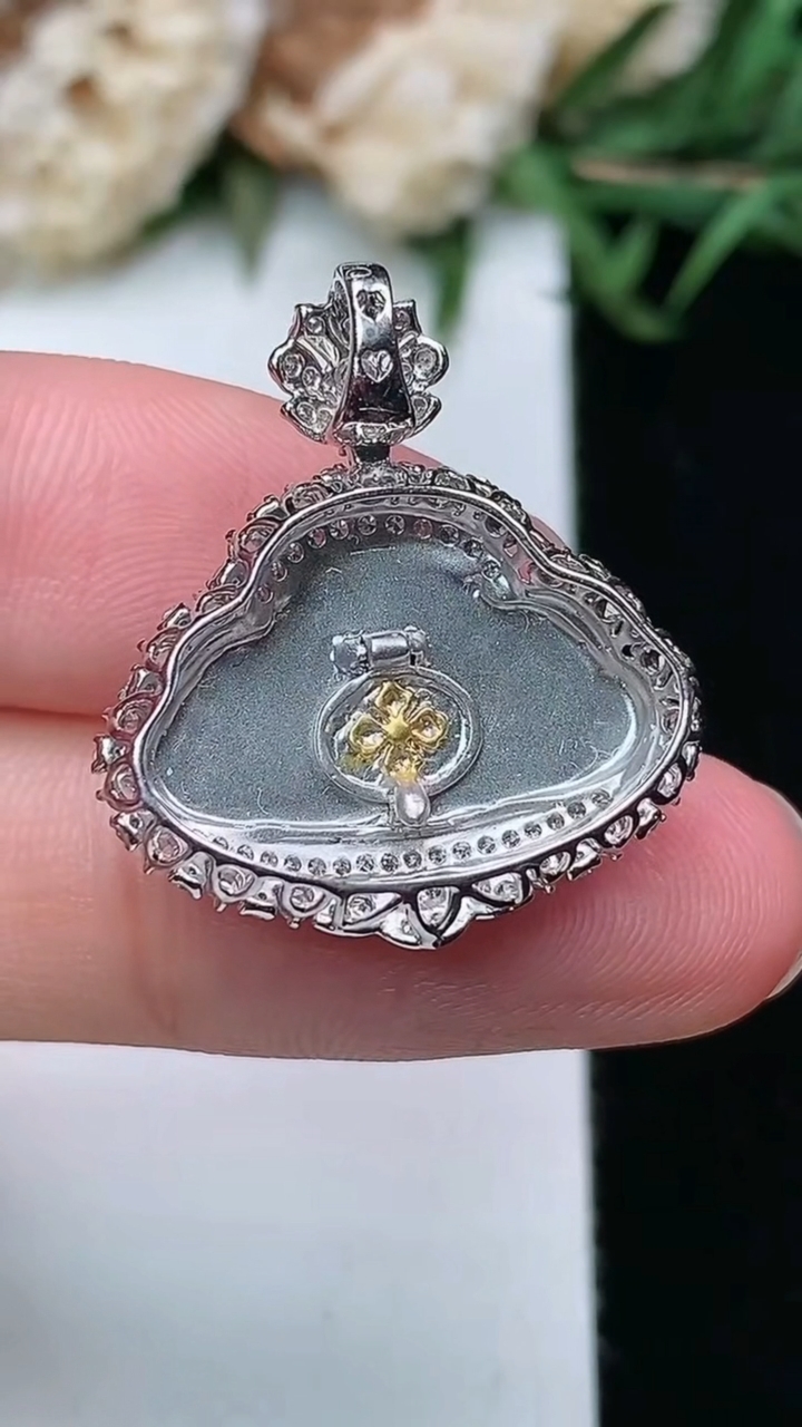 天然A货翡翠佛公吊坠，尺寸23.8-21.5-8，裸石10-18，重量:3.25g
3月17日