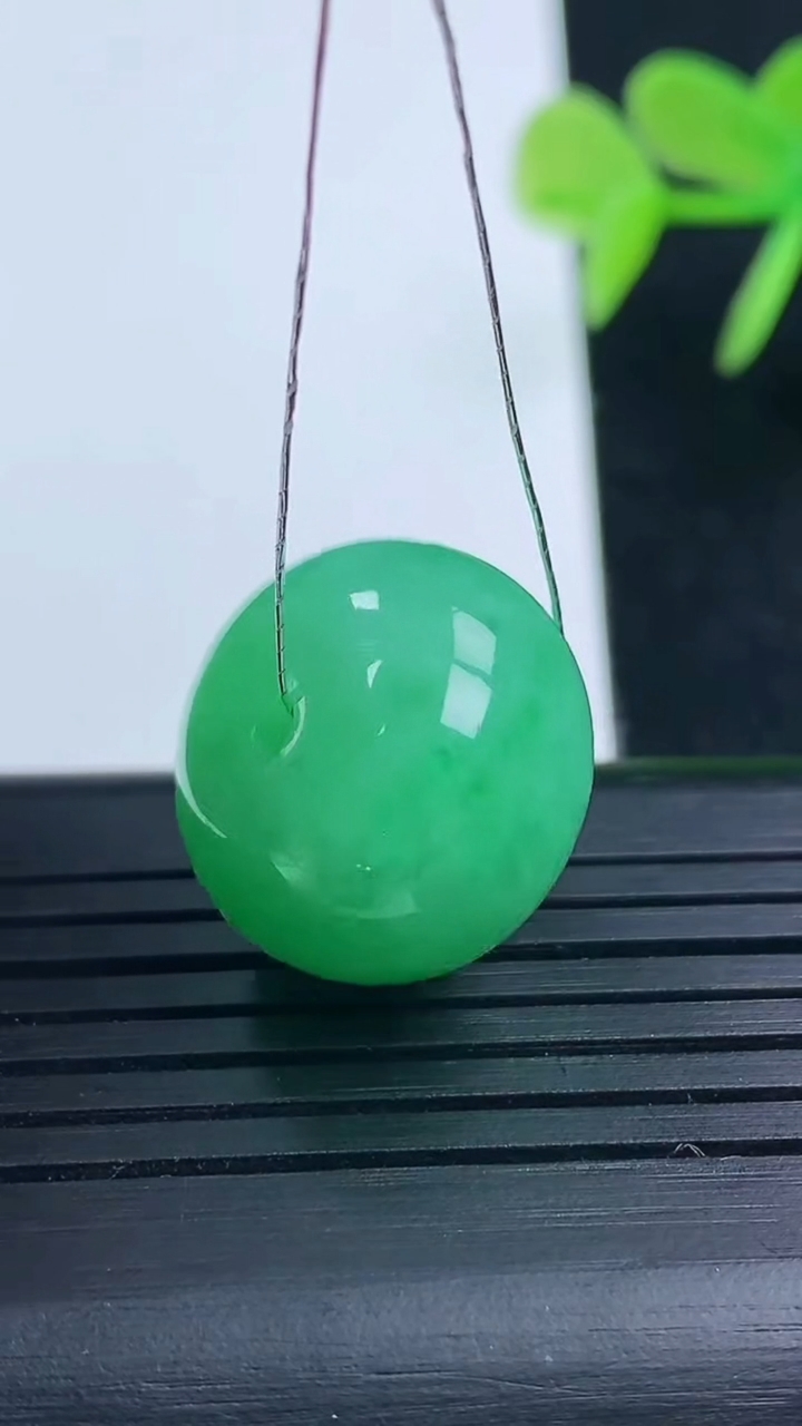 天然A货翡翠路路通吊坠尺寸17.8-12.5重量:8.83g
3月17日