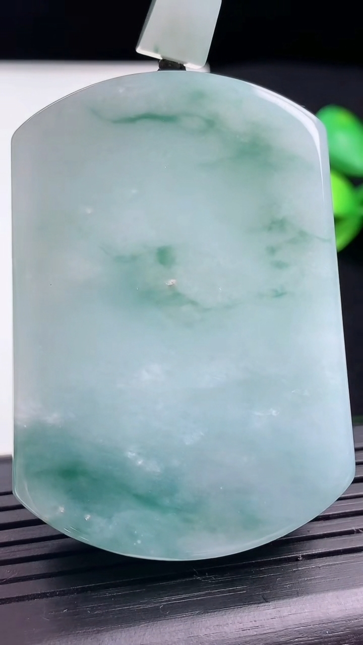 天然A货翡翠飘花无事牌吊坠尺寸54-37.9-11.4重量:73.06g
3月17日