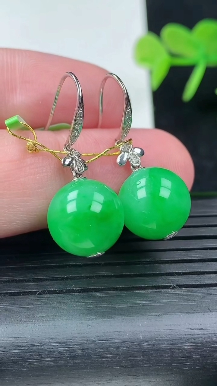 天然A货翡翠圆珠耳坠尺寸11.8重量:7.47g3月17日
工厂直销收藏佳品,种好水足，色泽均匀，有种有色，上手高大气！