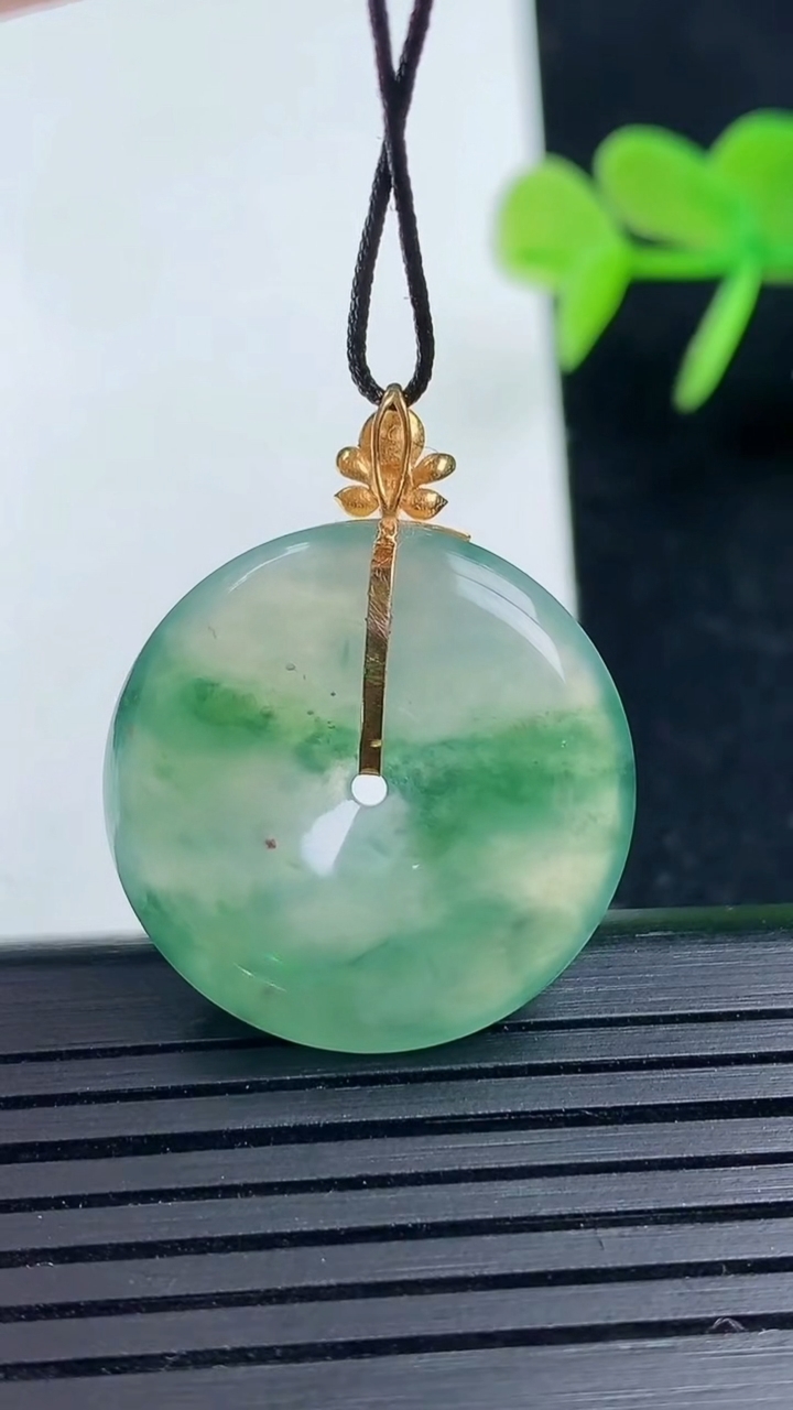 天然A货翡翠种飘花平安扣吊坠尺寸23.4-4.8重量:6.16g
3月17日