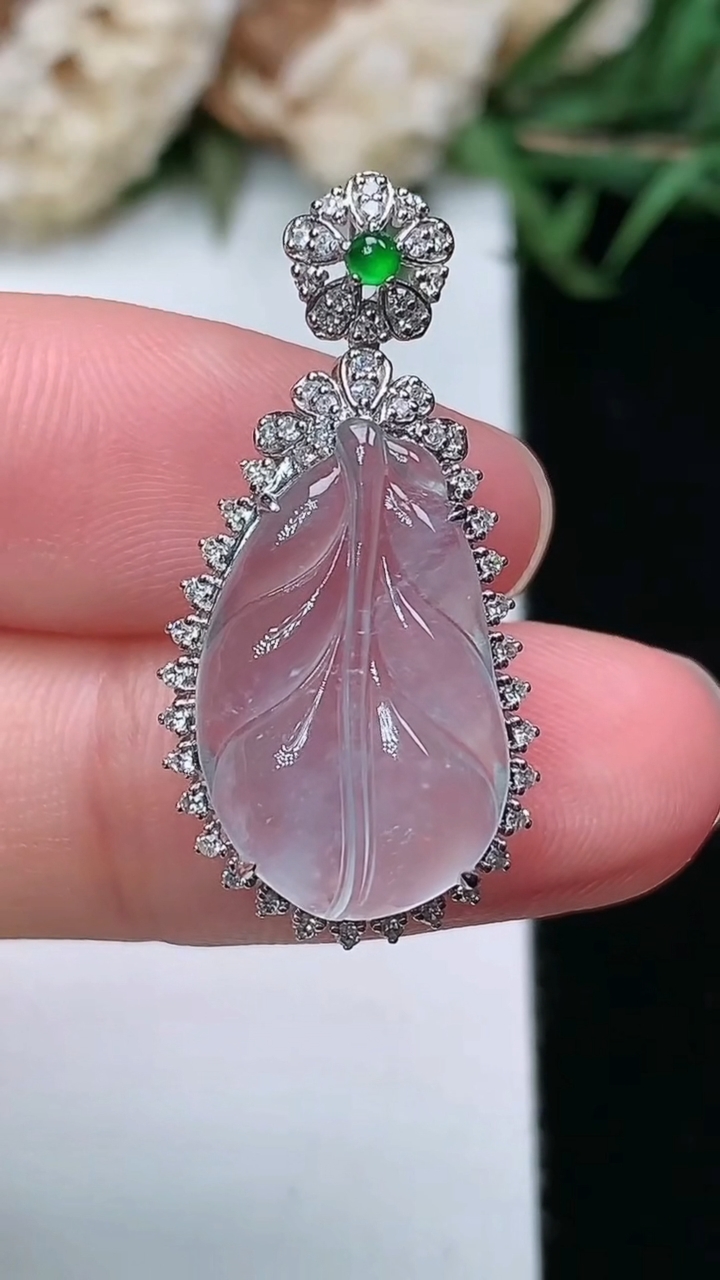 天然A货翡翠白冰金枝玉叶 叶子吊坠，尺寸28.9-14-8，裸石18.2-11，重量:2.66g
3