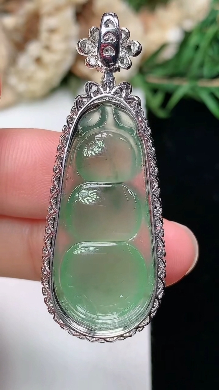 天然A货翡翠福豆吊坠，尺寸45.4-17.4-10.6，裸石32.5-15.2，重量:6.89g
3月17日