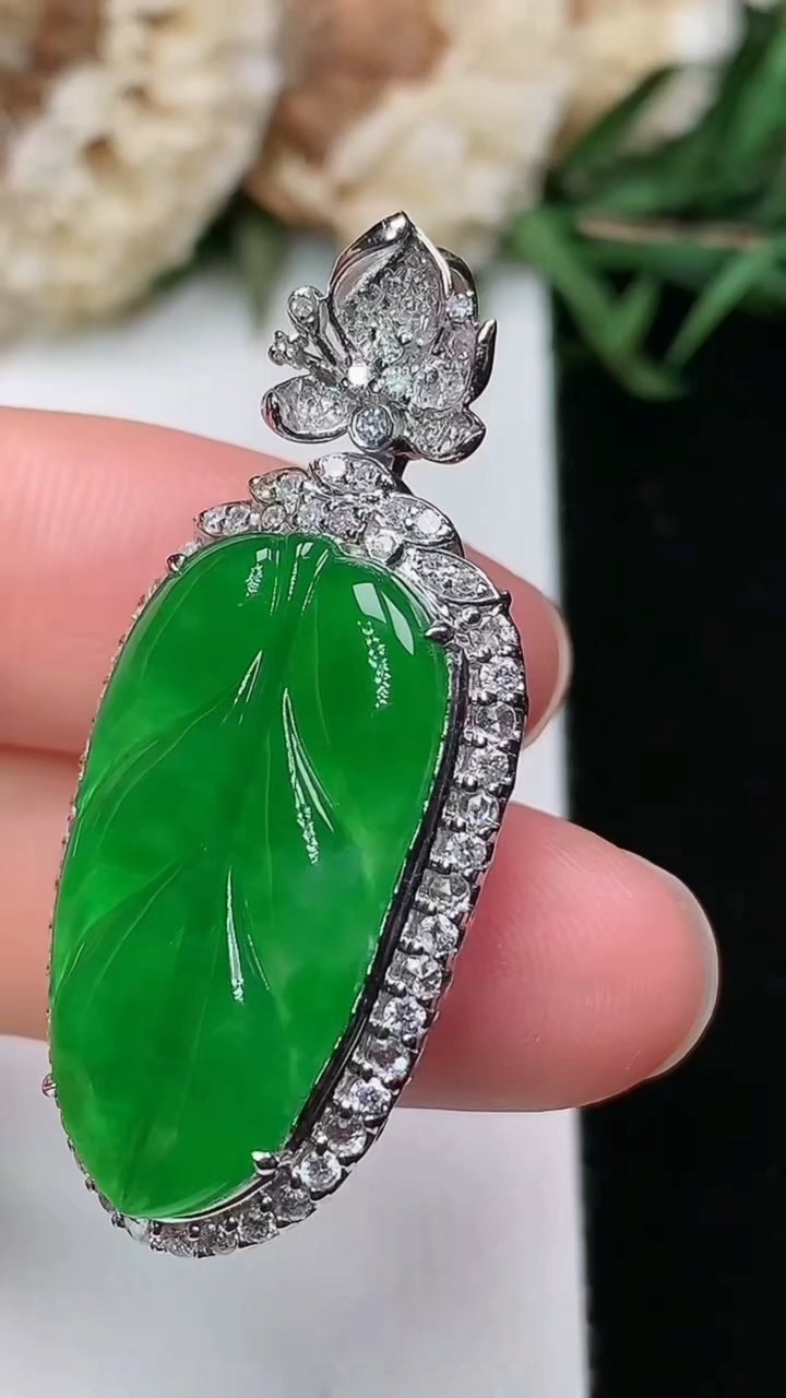 天然A货翡翠金枝玉叶 叶子吊坠，尺寸38.8-16.8-10.6，裸石25-13.4，重量:6.95g
3月17日