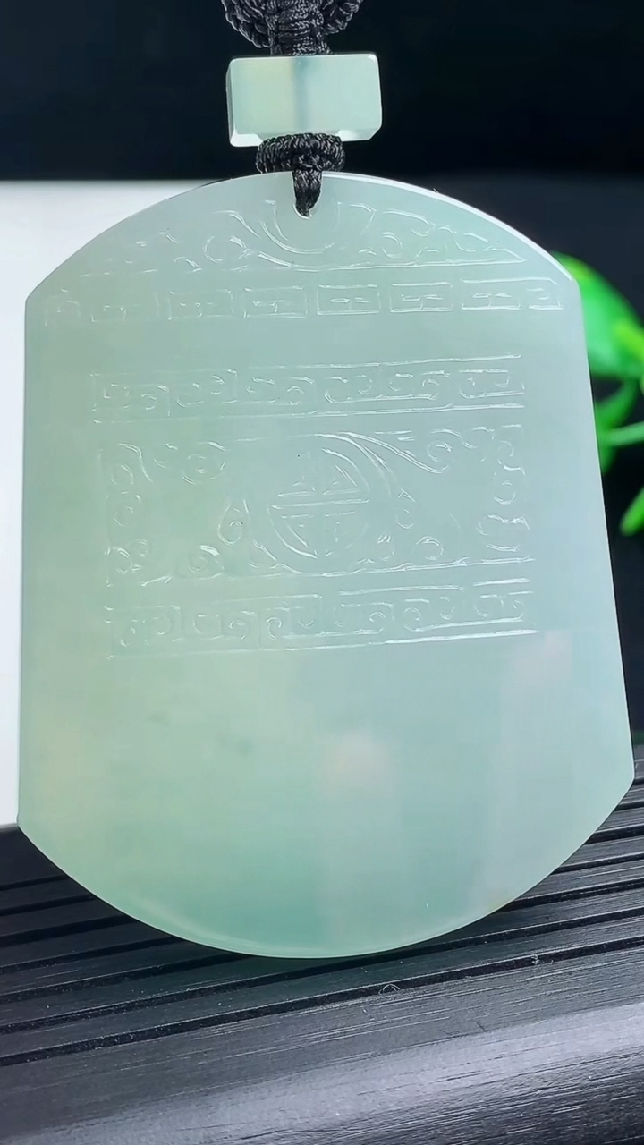 天然A货翡翠仿古无事牌吊坠尺寸53.5-43-5.1重量:37.91g
3月17日