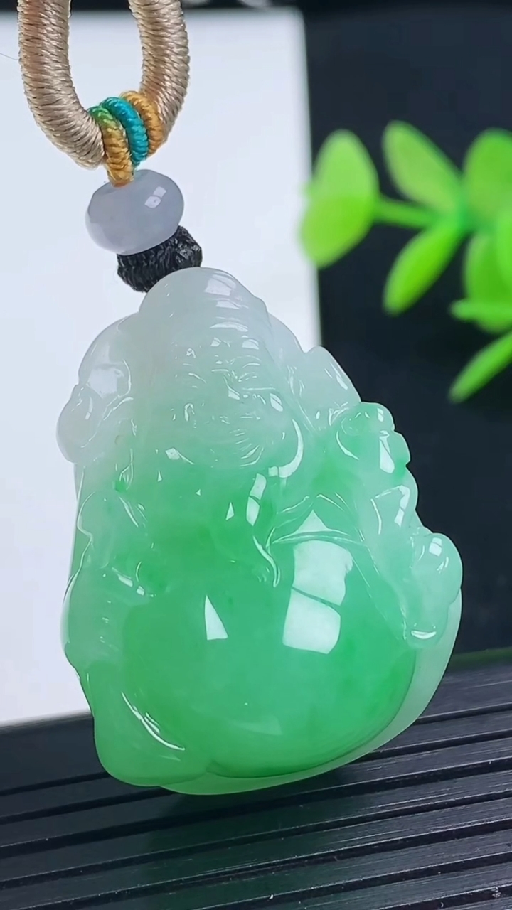 天然A货翡翠财神爷吊坠尺寸32.4-24.9-17.8重量:24.32g
3月17日
