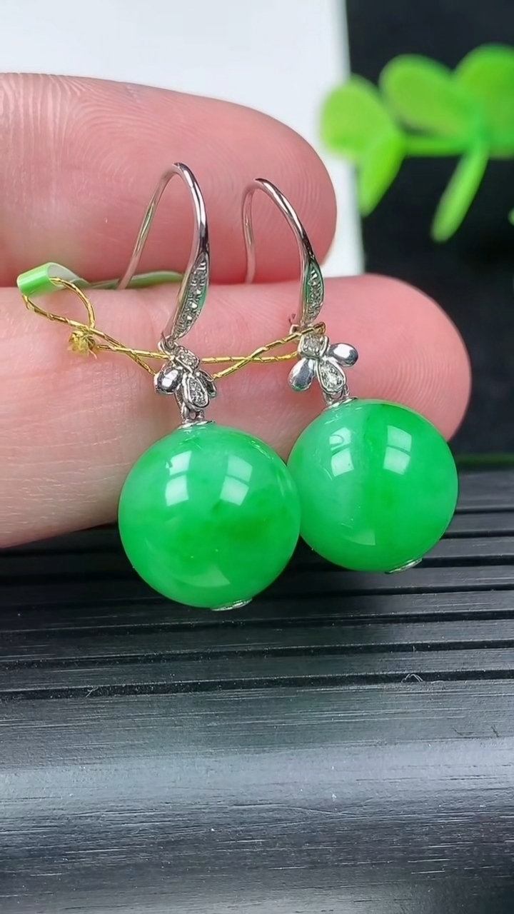 天然A货翡翠圆珠耳坠尺寸11.8重量:7.47g3月17日
工厂直销收藏佳品,种好水足，色泽均匀，有种有色，上手高大气！