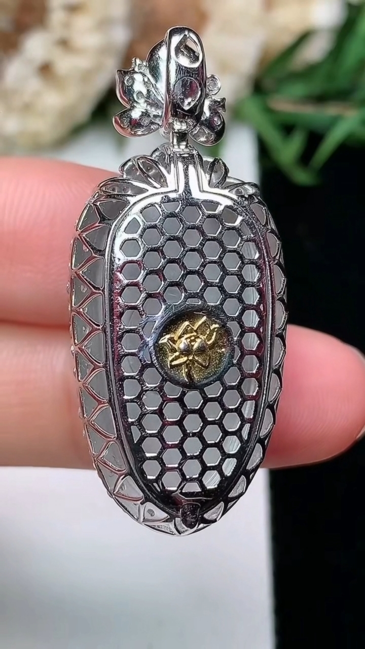 天然A货翡翠金枝玉叶 叶子吊坠，尺寸38.8-16.8-10.6，裸石25-13.4，重量:6.95g
3月17日